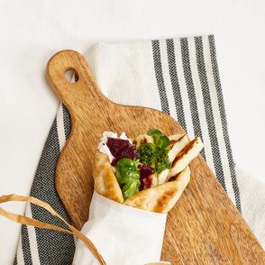 Greckie przepisy – pita z halloumi, burakiem i tzatzikami, Targ Kręgliccy (fot. Maciek Niemojewski)