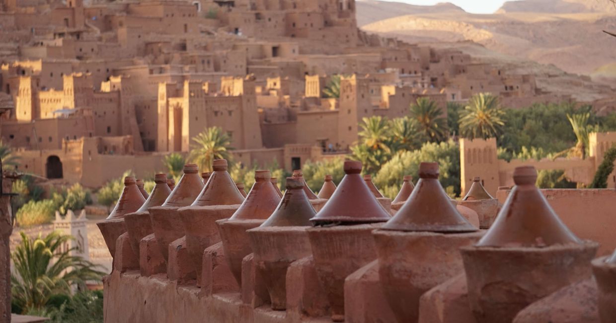 Tadżiny na tle miasta