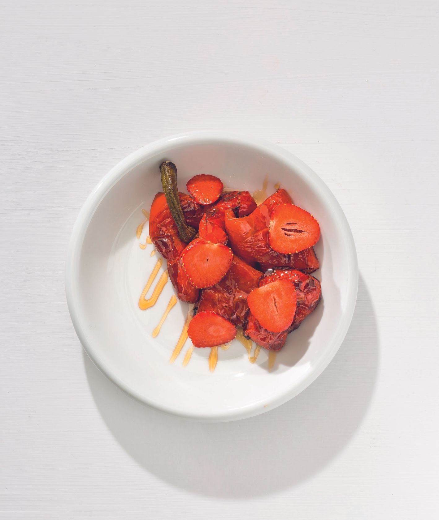 Smażona papryka podana z truskawkami i miodem (fot. dinnershow.studio)