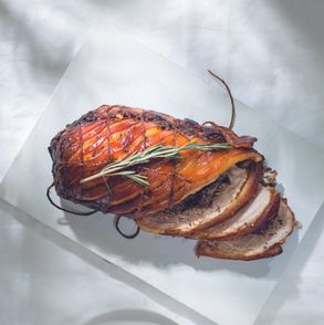 Porchetta nadziewana wątróbką i wiśniami