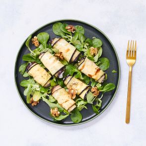 Roladki z bakłażana z orzechami podane na roszponce (fot. Maciek Niemojewski)