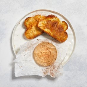 Słodkie masło cynamonowe z dodatkiem miodu i skórki z pomarańczy podane na zgrillowanej kromce chałki