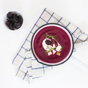 Przepis na krem z buraków i śliwek, pomysł na letnią zupę (fot. Maciej Szczęśniak)