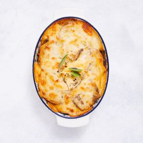 Grecka musaka, czyli zapiekane pod beszamelem bakłażany z pomidorami (fot. Maciek Niemojewski)