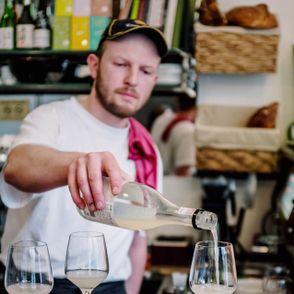 Wina naturalne i ostrygi w krakowskiej restauracji