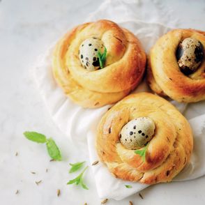 Drożdżowe bułeczki z miętą i kardamonem podane z jajkiem przepiórczym gotowanym na twardo, przepis i zdjęcie Anna Chwistek