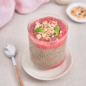 Jak zrobić prosty kawowy pudding chia z musem rabarbarowym. Przepis na pudding chia z musem rabarbarowym (fot. Jessica Nadziejko / Plum in chocolate)