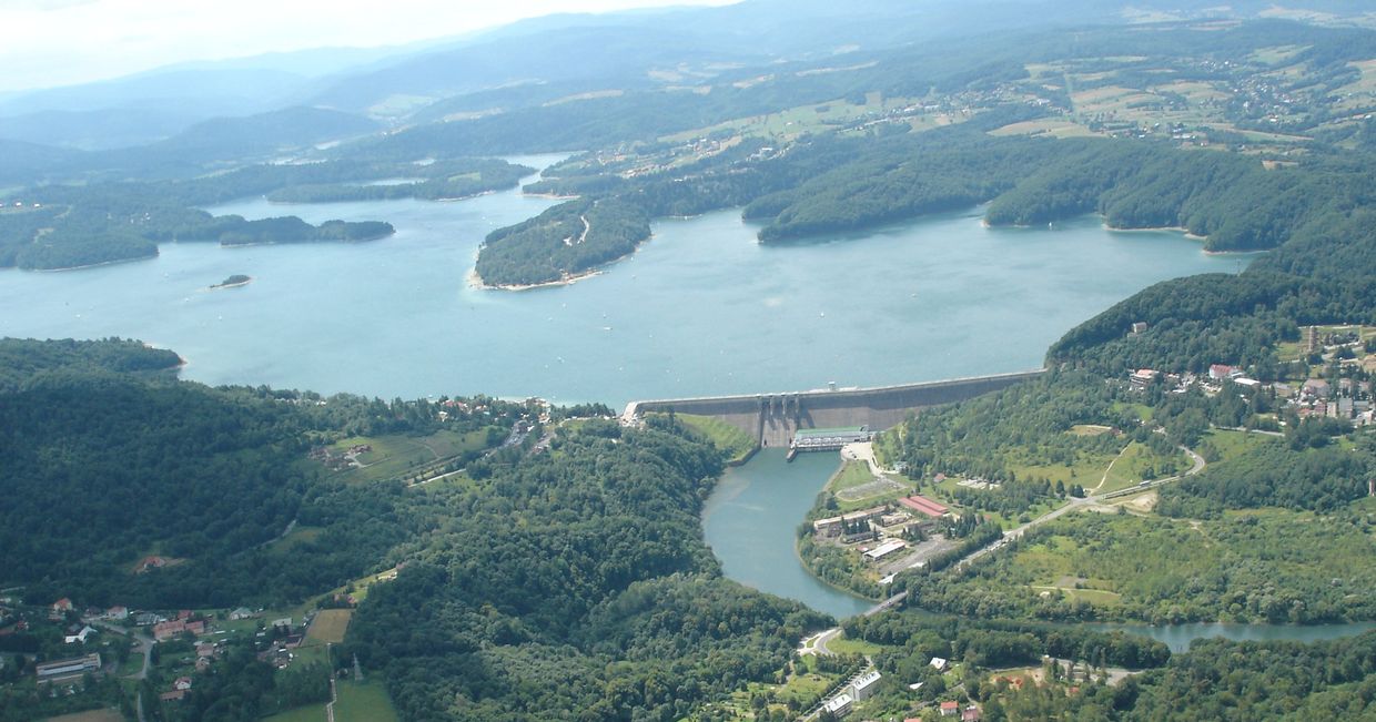 Tama nad Soliną w Bieszczadach (fot. Zuluanonymous / Wikipedia)