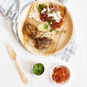 Przepis – pieczone w ognisku ziemniaki z chili, łatwy przepis (fot. Maciek Niemojewski)