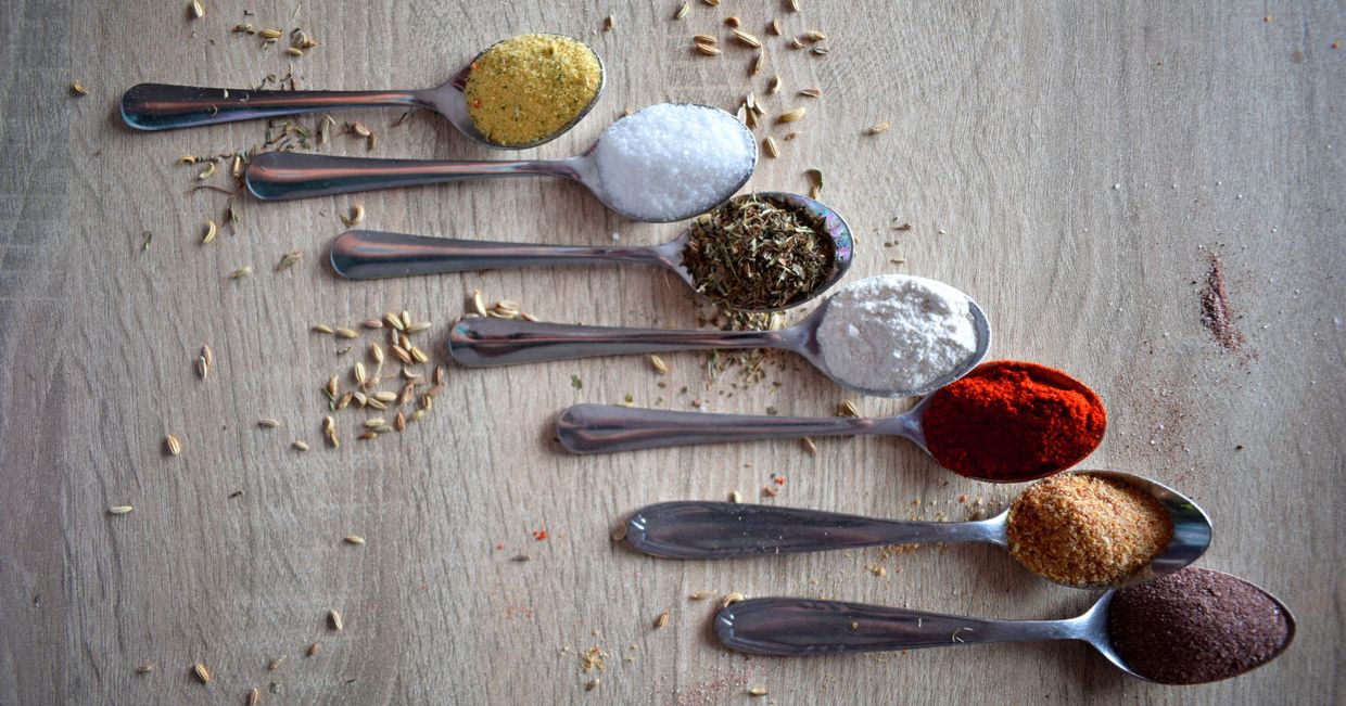 Przyprawy na łyżkach (fot. Tamara Gak / unsplash.com)