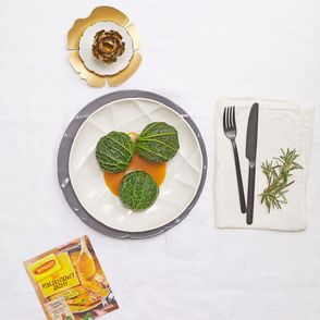 Gołąbki z bigosem, ziemniakami i sosem pieczeniowym, Winiary, przepis Tomek Zielke