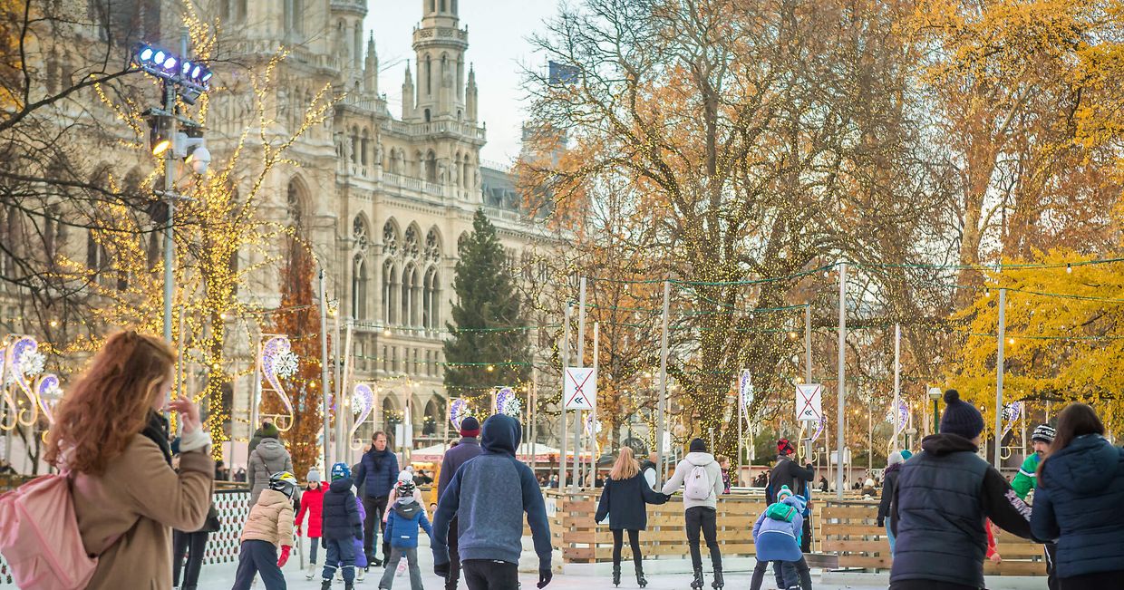 Lodowisko przy największym jarmarku w Wiedniu (fot. materiały prasowe)