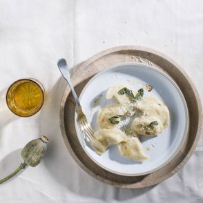 Przepis na odmienione klasyczne pierogi ruskie, w tym daniu podajemy je z truflami!