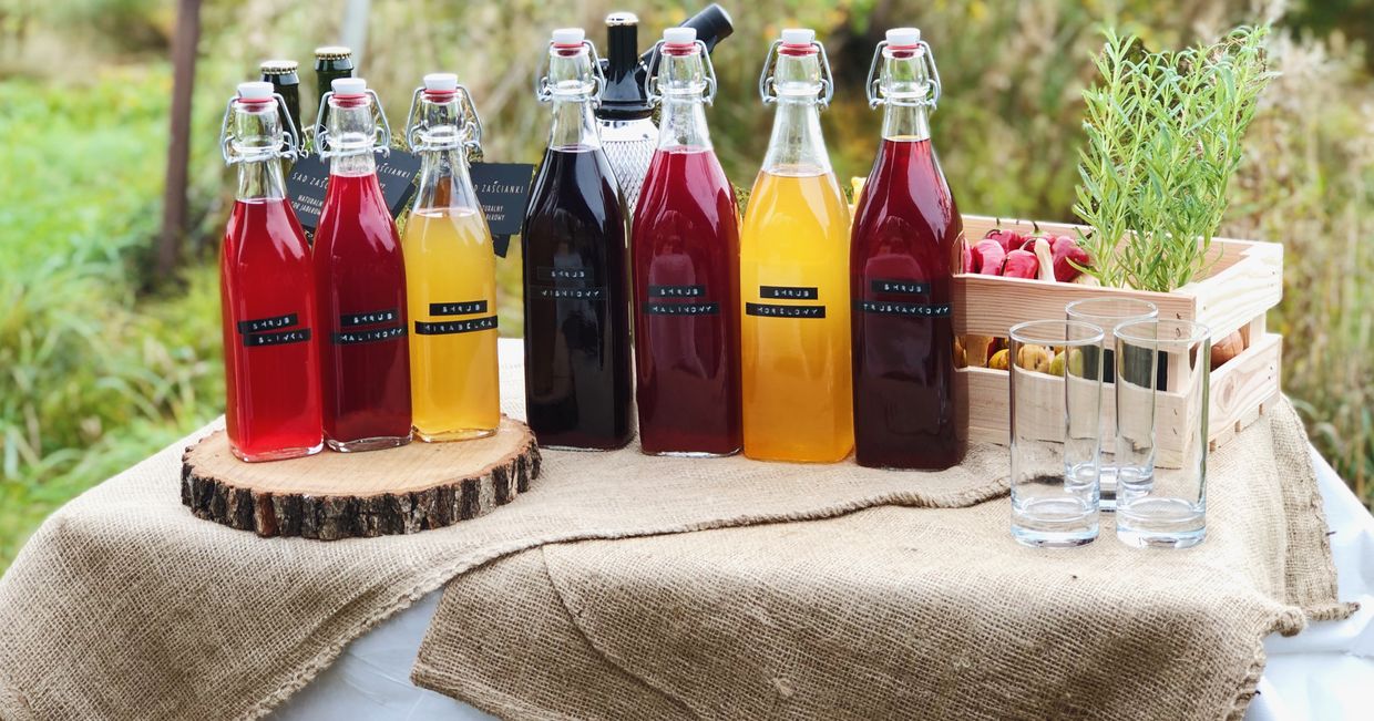 Butelki z kolorowym shurem z osctu jabłkowego (fot. Zuza Rożek)