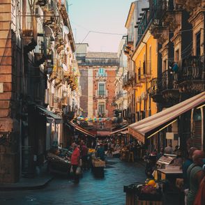 Uliczki i targi w Katanii (fot. Mateusz Butkiewicz/Unsplash)