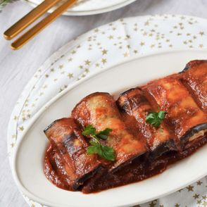 Roladki z bakłażana w aromatycznym sosie pomidorowym, przepis Anna Szewczak