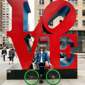 Joanna Jezierska i jej rower ostre koło na ulicy w Nowym Jorku (fot.archiwum prywatne Joanny Jezierskiej)