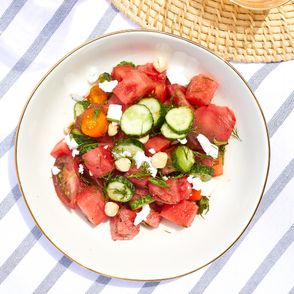 Przepis na letnią sałatkę warzywną z arbuzem – proste i szybkie w przygotowaniu danie, które sprawdzi się jako lekki obiad (fot. Maciej Niemojewski)