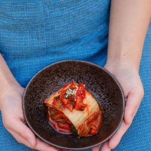 Kobieta trzymająca talerz z kimchi (fot. Portuguese Gravity / unsplash.com)