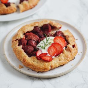 tarta migdałowa, tarta galette z truskawkami, przepis Jagłowska, ciasto z truskawkami, rozmaryn, proste ciasto, kruche ciasto