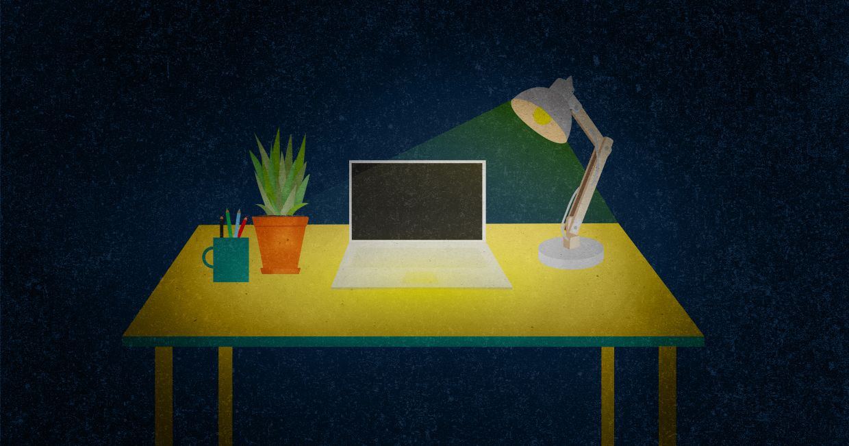 Biurko ze stojącym na nim komputerm i lampką która oświetla przestrzeń. (il. Marcin Lewandowski)