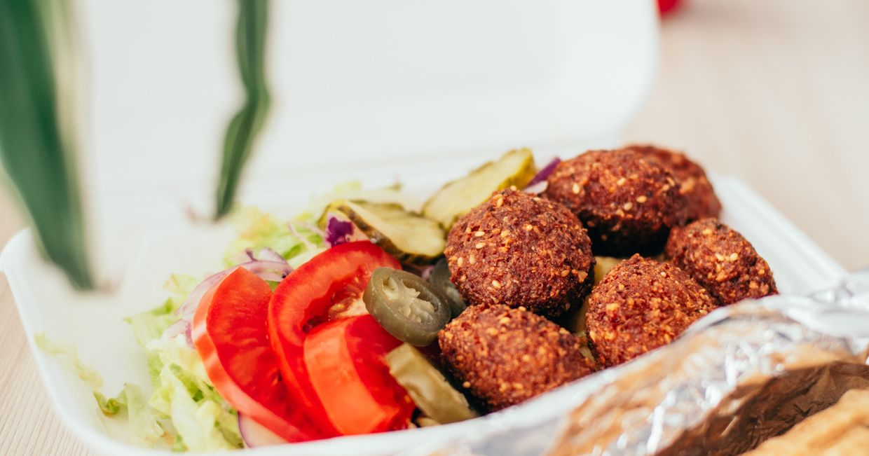 Kuleczki falafela podane z pomidorami, górkami i papryczka jalapeno (fot. Pille-Riin Priske / unsplash.com)