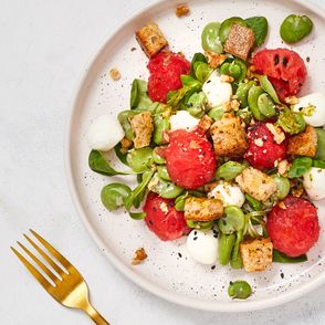 Sałatka z arbuza, bobu i mozzarelli (fot. Maciej Niemojewski)