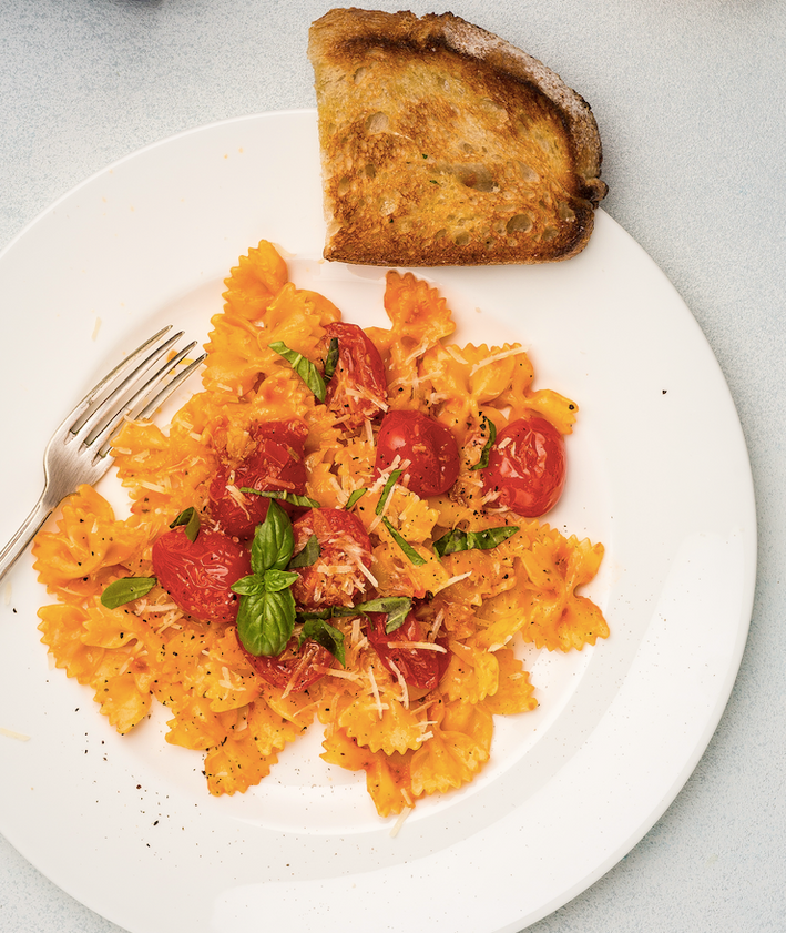 Farfalle z pesto rosso, pomidorkami koktajlowymi i grzanką