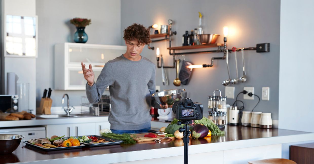 Mężczyzna gotujący obiad z dużą ilością warzyw (fot. materiały prasowe / Getty Images)