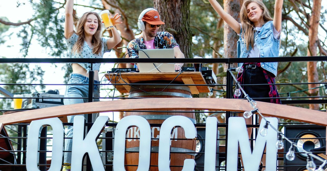 Piwo bezalkoholowe Okocim Radler, spotkania towarzyskie, najlepsze piwo bezalkoholowe (fot. materiały prasowe)