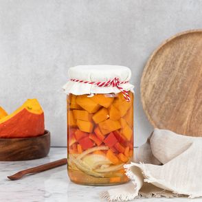 Przepis na marynowaną sałatkę z dynią i papryką. Jesienne przetwory. Dynia - co ugotować (fot. Paulina Czyżewska)