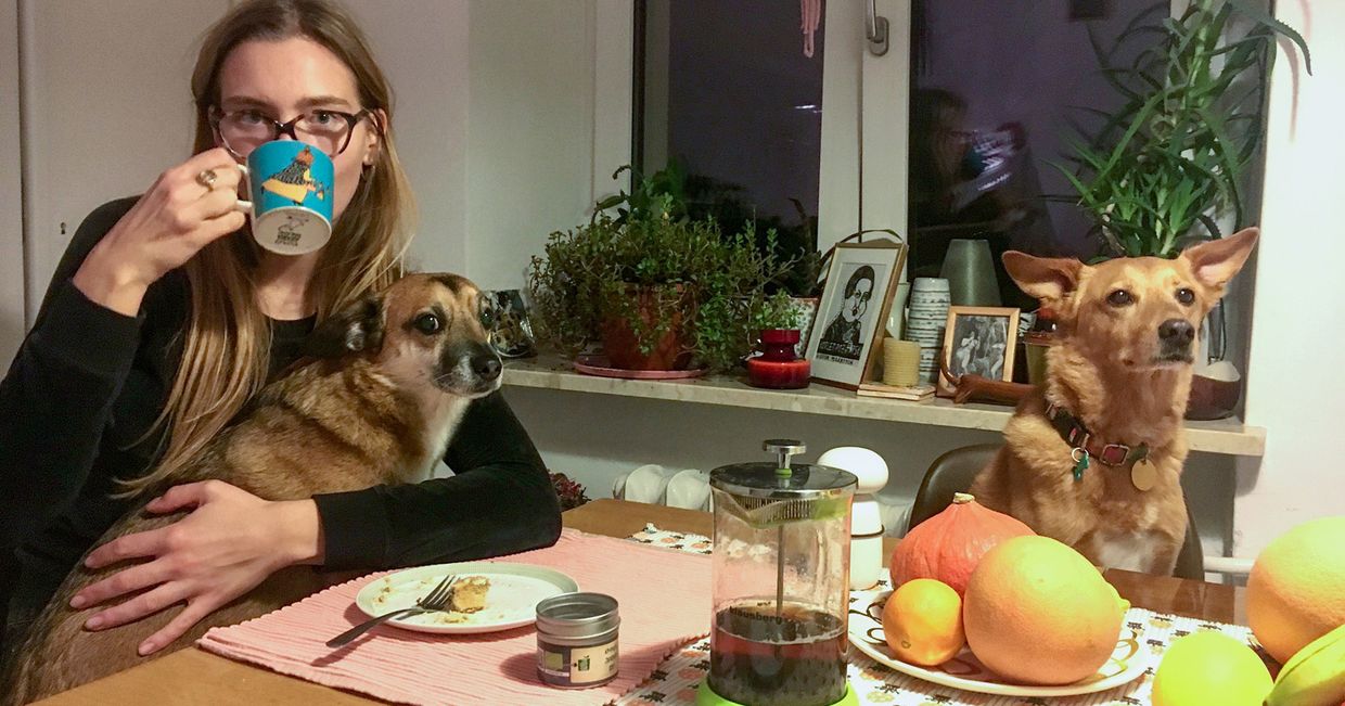 Julia Mirny z Dziudkiem i jego kolegą przy stole