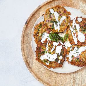 Placki z cukini i botwiny z dipem czosnkowo-ziołowym (fot. Maciek Niemojewski)