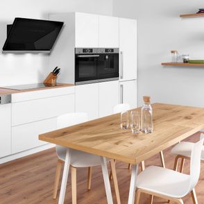 Jasna, umeblowana kuchnia z płytą indukcyjną BOSCH i piekarnikiem do zabudowy BOSCH