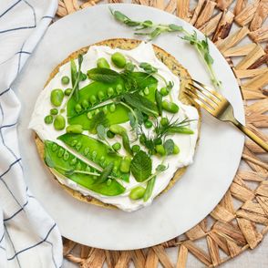 Przepisy na zielone tarty – placek jaglany z kremowym serem i zieleniną (fot. Paulina Czyżewska)