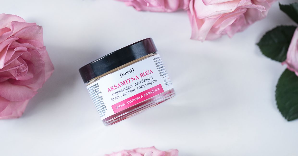 Iossi krem, w tle różowe róże