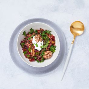 Gryczane kaszotto z botwiną i orzechami włoskimi (fot. Maciek Niemojewski)