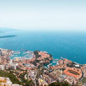 Widok na miasto i zatokę. (fot. Mark de Jong / unsplash.com)