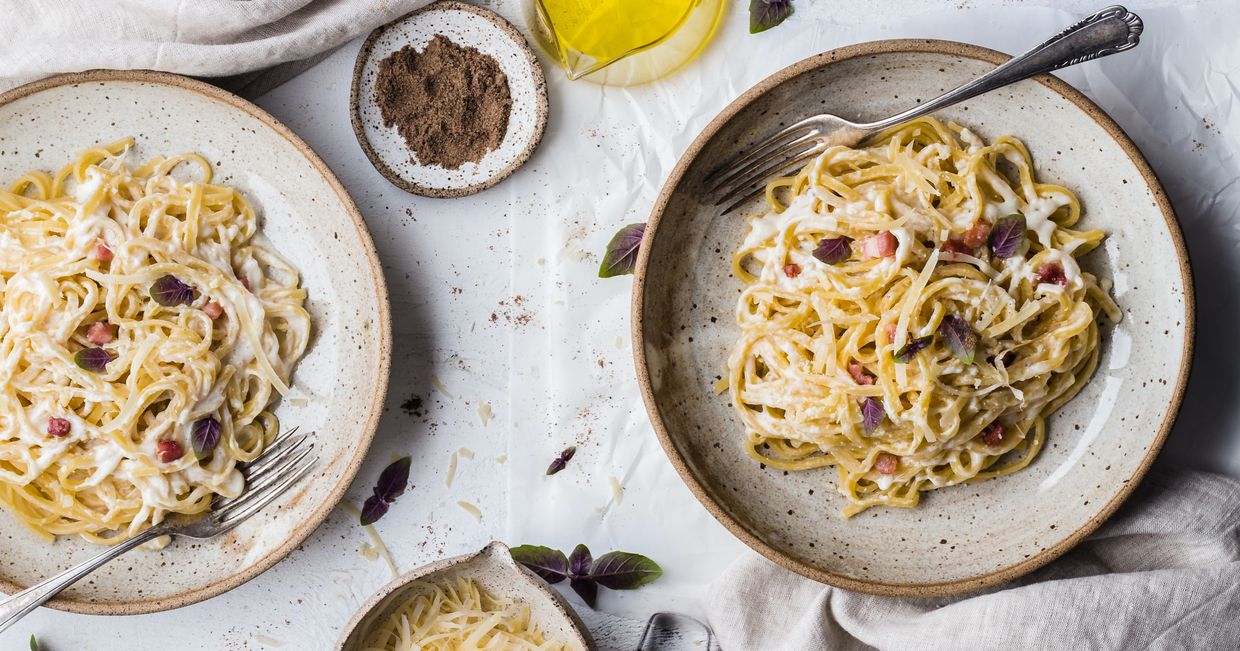 Biały talerz z makaronem Bigoli i boczkiem