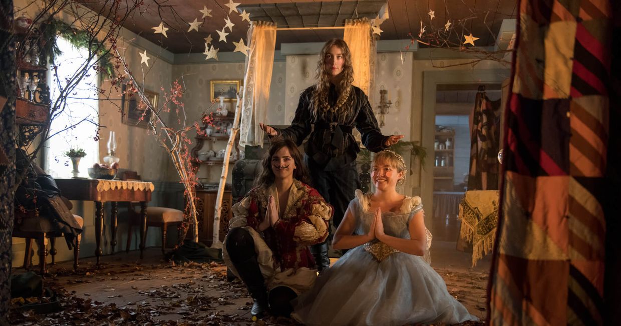 Bohaterki "Małych kobietek", Meg, Jo i Amy, grają w rodzinnym przedstawieniu (fot. kadr z filmu)