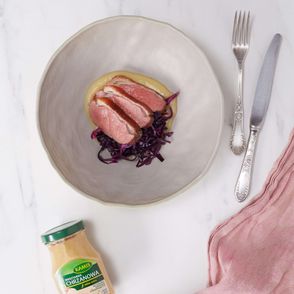 Pierś z kaczki z purée jabłkowo-musztardowym i czerwoną kapustą z wiśniami (fot. Maciek Niemojewski)