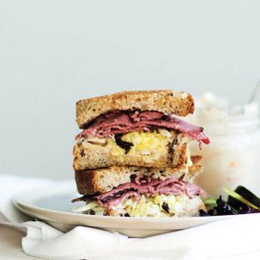 kanapka z pastrami, kanapka z kapustą kiszona, chleb na zakwasie, szybka kanapka, kanapka do pracy, przekąski na imprezę, kanapka roubena