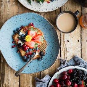 Tosty z grillowanymi owocami, truskawki, wiśnie, jeżyny (fot. Brooke Lark)