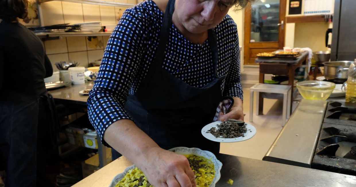 Pani przygotowująca jedzenie.