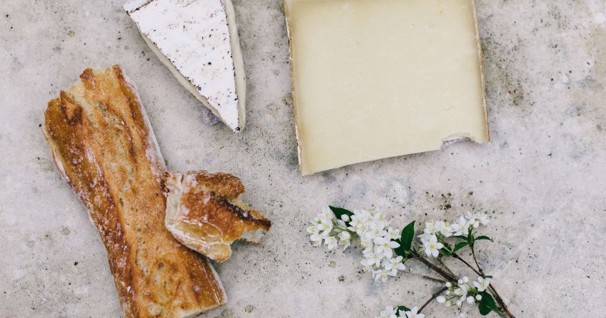Bagietka i sery o różnej konsystencji – ser twardy i pleśniowy fot. Alice Donovan Rouse