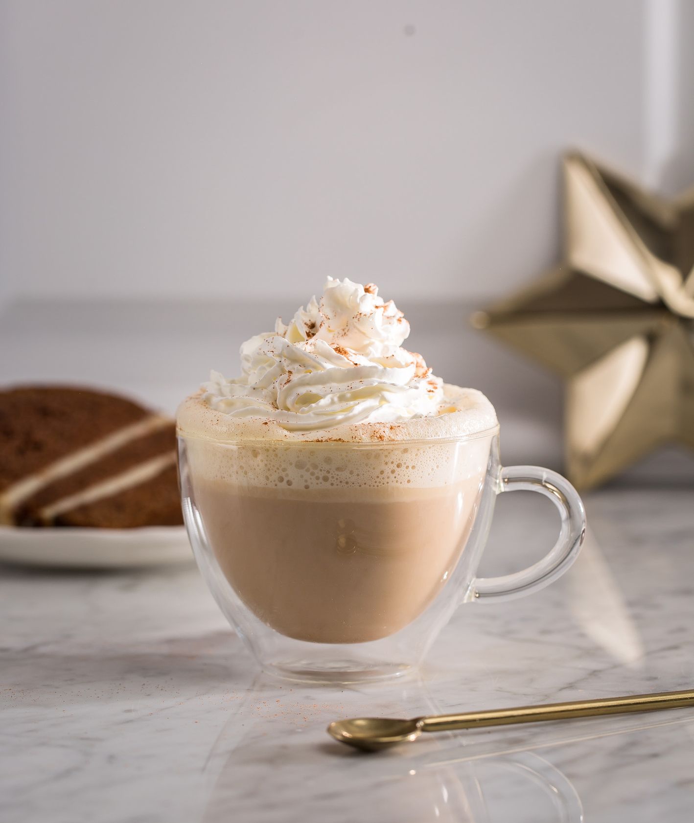 Zimowa kawa – mocha o smaku białej czekolady z cynamonem