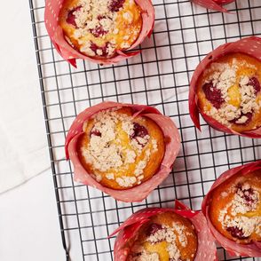 Maślankowe muffiny z malinami dla dzieci (fot. Maciek Niemojewski)