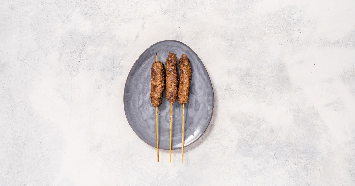 Mięsne kofty z grilla nabite na szaszłyki (fot. Martyna Cybuch)