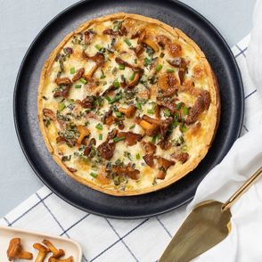 Tarta z porem, kurkami i mozzarellą na ziołowym spodzie (fot. Paulina Czyżewska)