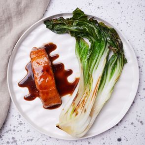 Łosoś glazurowany w miso i miodzie z bok choy